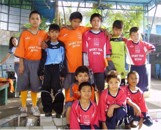 Nios del Orfanato Santos ngeles de Fontiverio (Guatemala) con las equipaciones donadas por el Sport Team Jeyma