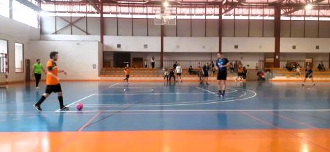 Un instante del transcurso del partido en su segunda mitad