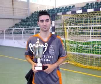 Tony posa con el Subcampeonato de Copa de la Liga de 2010